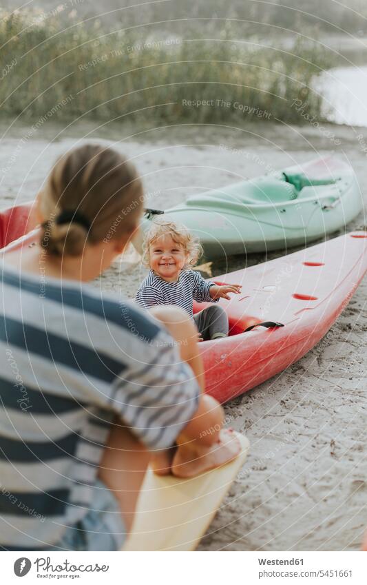 Niederlande, Schiermonnikoog, Mutter mit kleiner Tochter in einem Boot Boote Töchter Mami Mutti Mütter Mama sitzen sitzend sitzt lächeln Strand Beach Straende