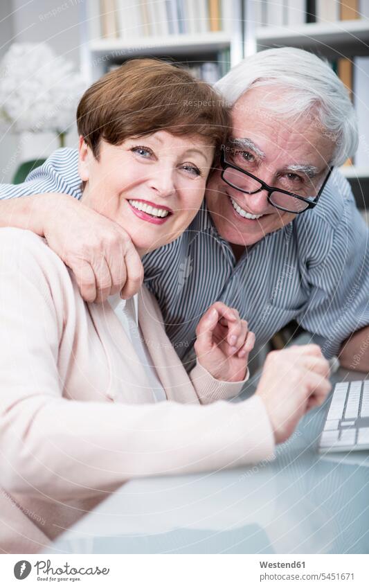 Älteres Paar umarmt sich und lächelt in die Kamera Computer Rechner Unbeschwert Sorglos Zuversicht Zuversichtlich Selbstvertrauen selbstbewusst Vertrauen