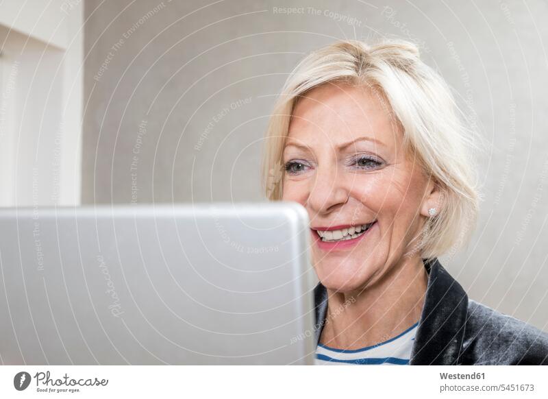 Porträt einer glücklichen älteren Frau mit Tablette Portrait Porträts Portraits Tablet Computer Tablet-PC Tablet PC iPad Tablet-Computer weiblich Frauen