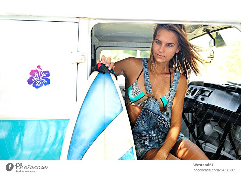 Porträt einer Frau mit Surfbrett im Lieferwagen Surfbretter surfboard surfboards Surfen Surfing Wellenreiten weiblich Frauen Wassersport Sport Erwachsener