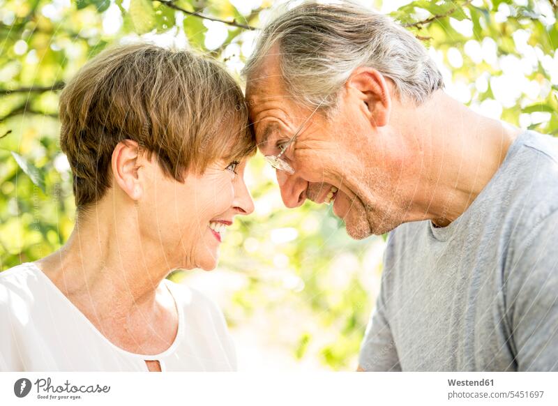 Glückliches älteres Paar im Freien Kopf an Kopf lächeln Pärchen Paare Partnerschaft Mensch Menschen Leute People Personen Deutschland offenes Lächeln lachen