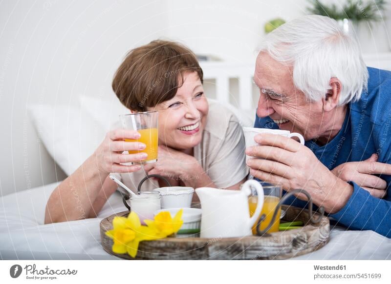 Älteres Ehepaar beim Frühstück im Bett Überraschung überraschen Zuversicht Zuversichtlich Selbstvertrauen selbstbewusst Vertrauen Paar Pärchen Paare