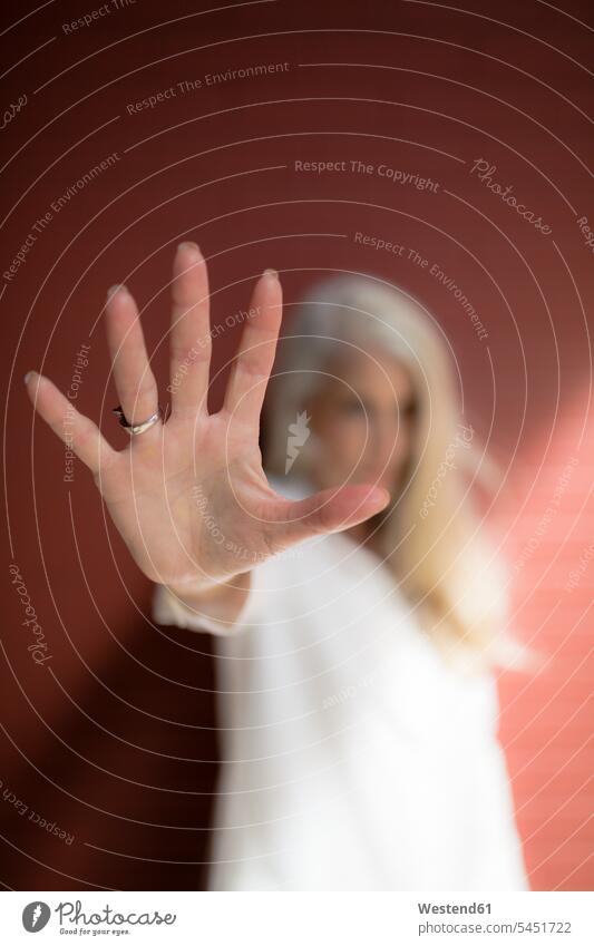 Frau zeigt Handfläche Stop Stopp stoppen Hände weiblich Frauen Mensch Menschen Leute People Personen Erwachsener erwachsen nein Gestik gestikulieren Geste