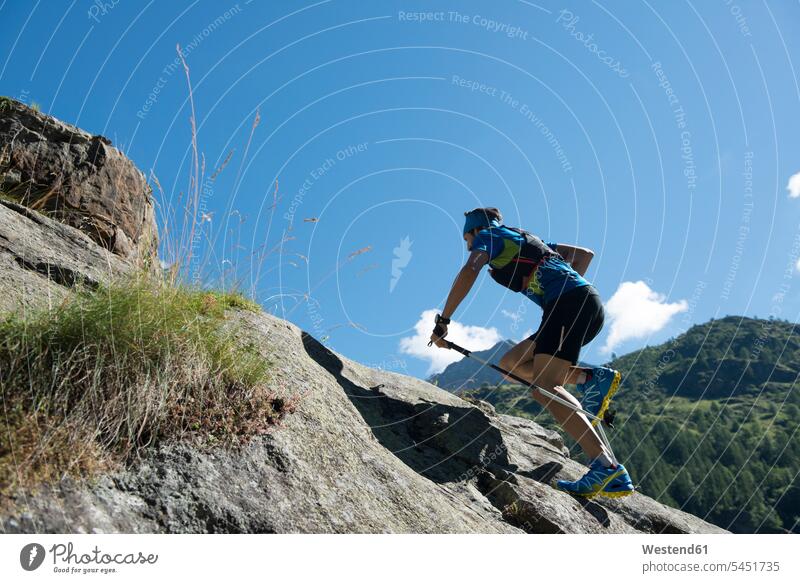 Italien, Alagna, Trailrunner in der Nähe des Monte-Rosa-Massivs unterwegs laufen rennen Berg Berge Sportler Mann Männer männlich Landschaft Landschaften