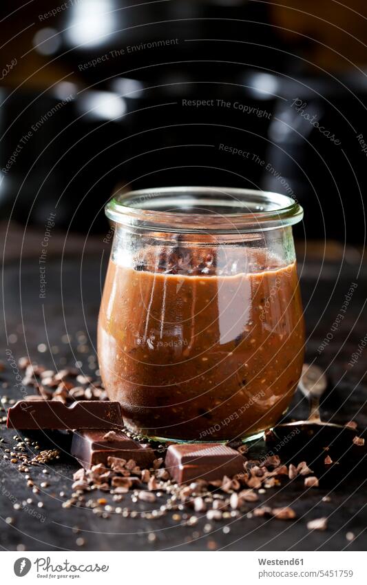 Dessert aus Chiasamen, Schokolade und Kakaonibs Glas Gläser Nachspeise Desserts Nachtisch verstreut Linsenreflexion Blendenflecken Reflexlicht Lens Flare