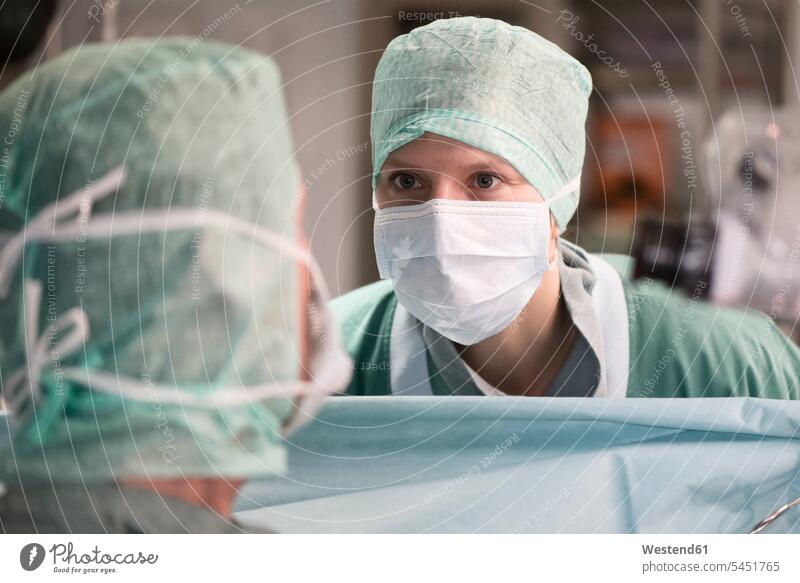 Zwei Chirurgen im Operationssaal Arzt Doktoren Ärzte OP Operationen operieren Chirurgie Medizin medizinisch Gesundheitswesen Behandlung Krankenbehandlung