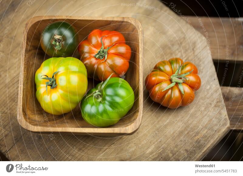 Holzschale mit verschiedenen Ochsenherz-Tomaten Niemand Variation Abweichung Variationen Ochsenherztomate Ochsenherztomaten Gemüse Gemuese roh glänzend