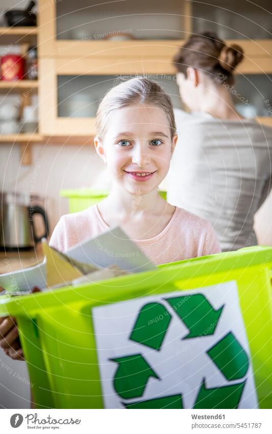 Porträt eines lächelnden Mädchens zu Hause mit Abfallkiste Kiste Kisten weiblich Zuhause daheim Müll Mist Recycling Ökologie Wiederverwertung recyceln Kind
