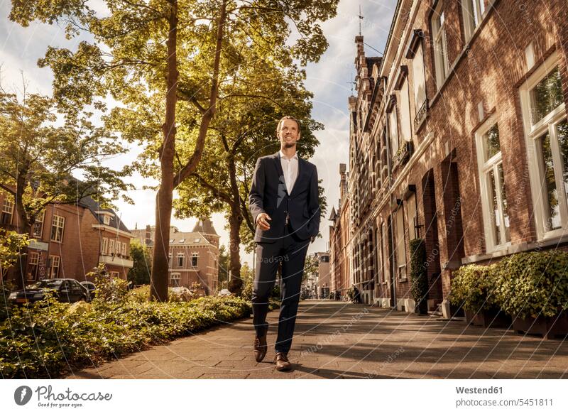 Niederlande, Venlo, selbstbewusster Geschäftsmann auf dem Bürgersteig gehen gehend geht Businessmann Businessmänner Geschäftsmänner Stadt staedtisch städtisch