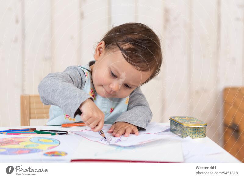 Zeichnung eines kleinen Mädchens mit Farbstift weiblich malen Buntstift Buntstifte Kind Kinder Kids Mensch Menschen Leute People Personen Stift Stifte zeichnen