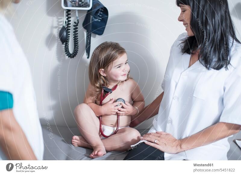 Kleines Mädchen bei der Untersuchung in der Kinderklinik Stethoskop Stethoskope Kinderarzt Kinderärzte Kinderaerzte weiblich Abhören abhorchen Auskultation