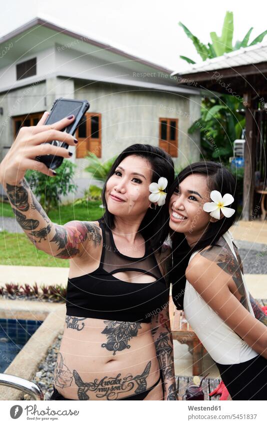 Zwei glückliche Frauen, die ein Selfie im Schwimmbad machen Swimmingpool Swimmingpools Schwimmbecken Swimming Pool Swimming Pools Selfies Glück glücklich sein