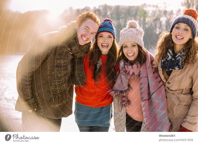 Porträt glücklicher Freunde im Winter unter freiem Himmel lachen Glück glücklich sein glücklichsein positiv Emotion Gefühl Empfindung Emotionen Gefühle fühlen