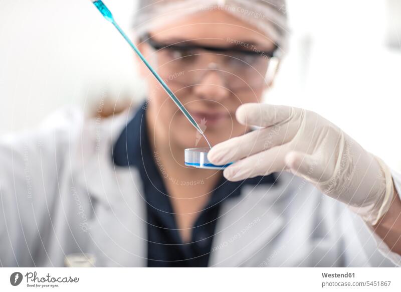 Wissenschaftlerin, die im Labor mit Pipette und Petrischale arbeitet Labore Test testen überprüfen ueberpruefen Petrischalen Wissenschaftlerinnen arbeiten