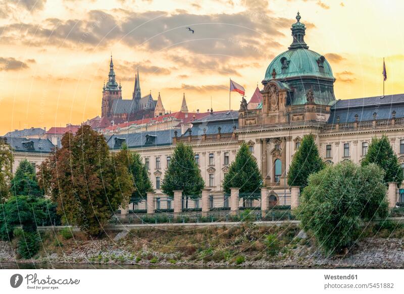 Tschechische Republik, Prag, Straka-Akademie, Schloss Hauptstadt Hauptstaedte Hauptstädte Neobarock Zweiter Barock Neubarock Sonnenuntergang Sonnenuntergänge