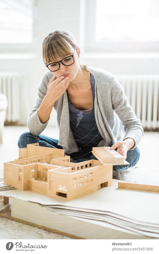 Amtierende Frau betrachtet Architekturmodell Büro Office Büros weiblich Frauen Baukunst ansehen Modell Modelle Erwachsener erwachsen Mensch Menschen Leute