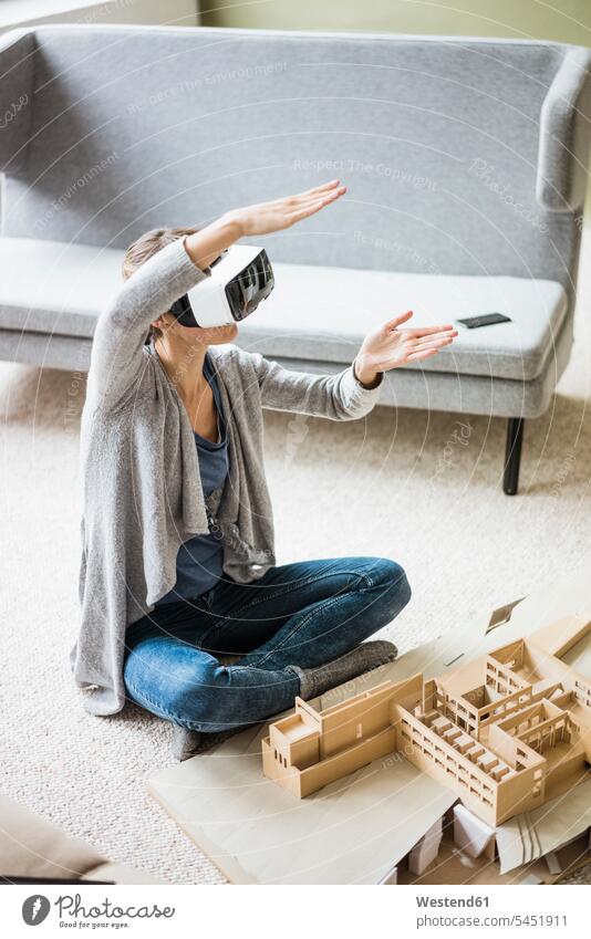 Frau im Büro mit Architekturmodell und VR-Brille Virtuelle Realität Virtuelle Realitaet Office Büros Baukunst weiblich Frauen Brillen Modell Modelle Erwachsener