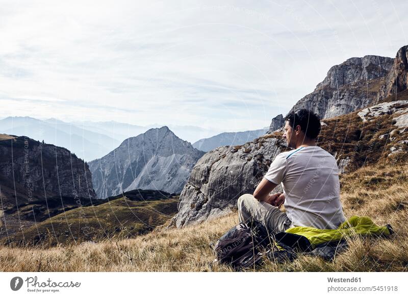 Österreich, Tirol, Rofangebirge, Wanderer bei einer Pause Pause machen Mann Männer männlich Wiese Wiesen sitzen sitzend sitzt wandern Wanderung Erwachsener