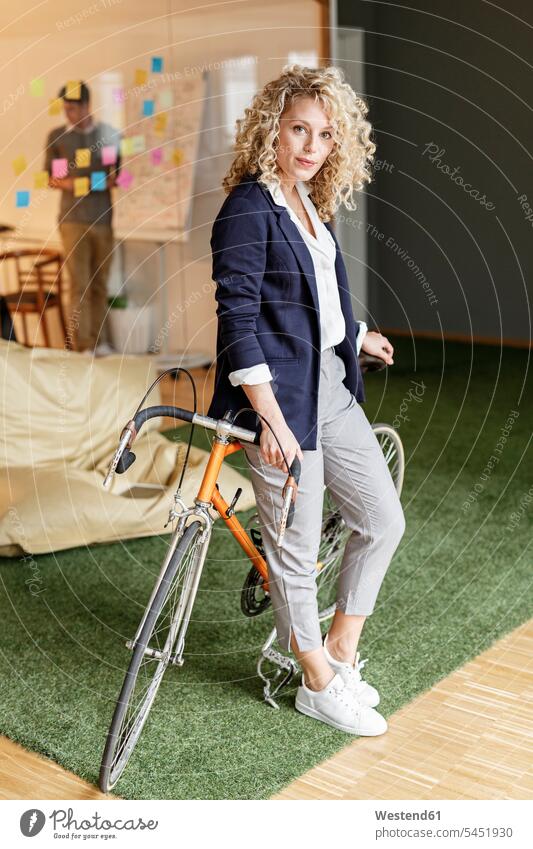 Porträt einer Frau mit Fahrrad im Büro Bikes Fahrräder Räder Rad Post it Post its Post-it Office Büros Geschäftsfrau Geschäftsfrauen Businesswomen
