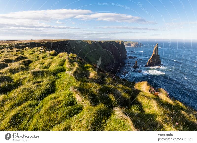 UK, Schottland, Caithness, Küste von Duncansby Head, Duncansby Stacks Küstenlandschaft Atlantik Atlantischer Ozean Aussicht Ausblick Ansicht Überblick Natur