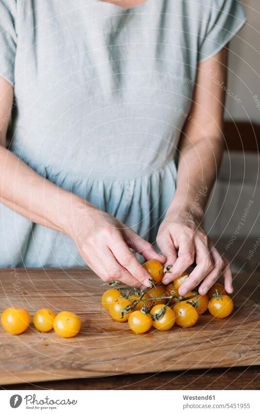 Nahaufnahme einer Frau, die frische Tomaten zubereitet Speisetomaten kochen weiblich Frauen Gemüse Gemuese Essen Food Food and Drink Lebensmittel