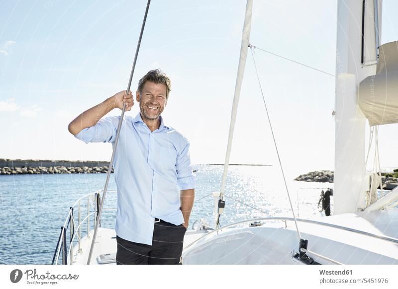 Porträt eines lachenden, reifen Mannes auf einem Segelboot Männer männlich Segeln segelnd segelt Erwachsener erwachsen Mensch Menschen Leute People Personen