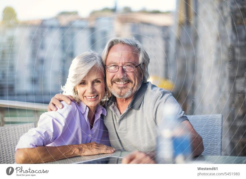Älteres Ehepaar genießt seine Städtereise unterwegs auf Achse in Bewegung glücklich Glück glücklich sein glücklichsein City Trip Kurztripp City Break Zuneigung