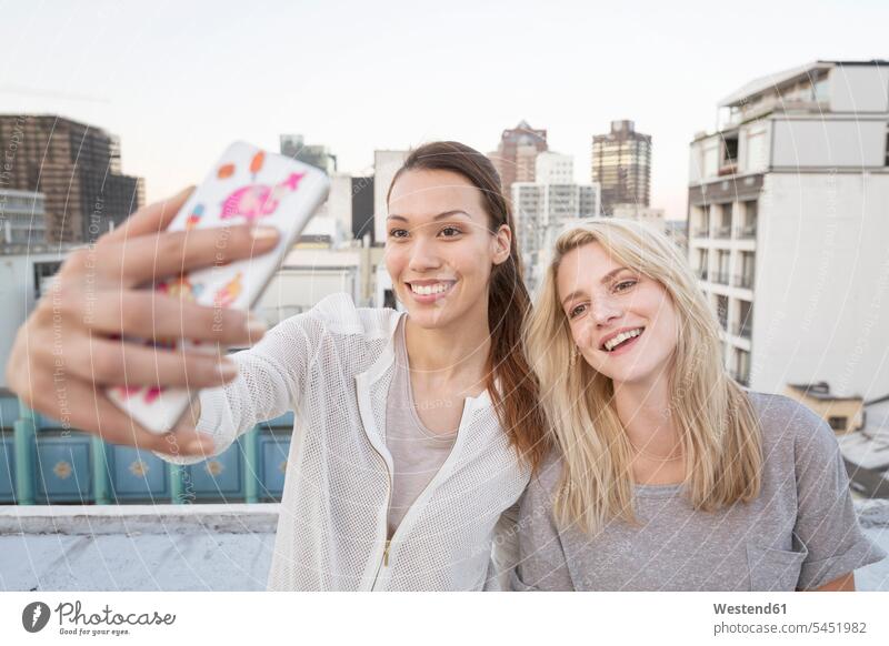 Freunde machen Selfies auf einer Dachterrasse fröhlich Fröhlichkeit Frohsinn Heiterkeit Sommer Sommerzeit sommerlich Freizeit Muße Spaß Spass Späße spassig