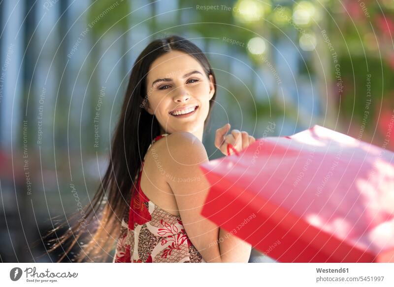 Porträt einer glücklichen jungen Frau mit Einkaufstaschen Shopping einkaufen shoppen lächeln Einkaufen shopping weiblich Frauen Glück glücklich sein