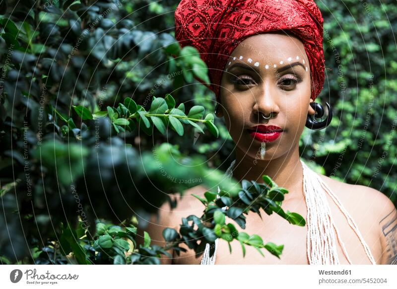Porträt einer jungen Frau mit Piercings in traditioneller brasilianischer Kopfbedeckung Kopfbedeckungen Portrait Porträts Portraits weiblich Frauen Erwachsener