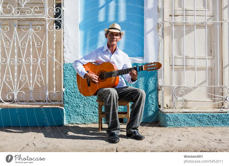 Kuba, Trinidad, Porträt eines Gitarre spielenden Mannes auf der Straße Gitarren Straßenmusiker Saiteninstrument Saiteninstrumente Musikinstrument