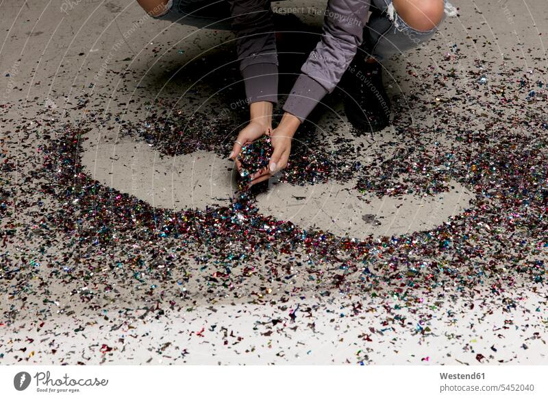 Frauenhände sammeln Konfetti vom Boden Hand Hände Confetti Fußboden Fußboeden Fussboeden Fussboden Fußböden Fussböden weiblich aufheben Mensch Menschen Leute
