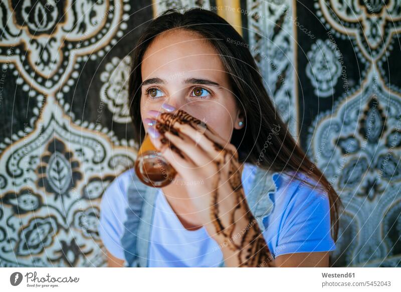 Marokko, Porträt einer Frau mit Henna-Tätowierung auf der Hand, die ein Glas Tee trinkt Hände weiblich Frauen trinken Henna-Tatoo Mehdi Portrait Porträts