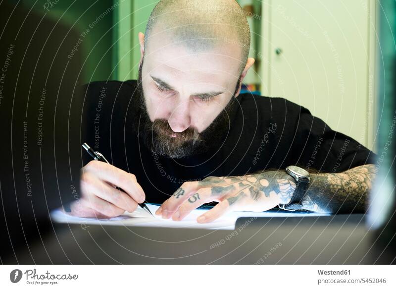 Tätowierer entwirft Motiv auf Leuchttisch im Studio Tattoo Tätowierungen Tatoos Taetowierung Tattoos Taetowierungen entwerfen Entwurf zeichnen Zeichnung