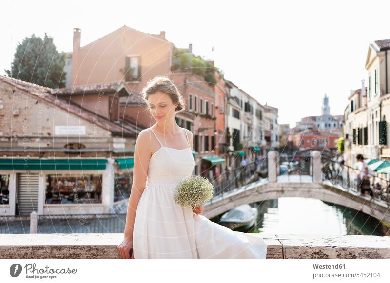 Italien, Venedig, lächelnde Braut mit Brautstrauss Bräute Portrait Porträts Portraits Hochzeit heiraten Heirat Hochzeiten Frau weiblich Frauen Provinz Venedig