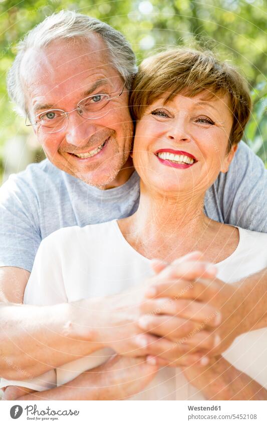 Porträt eines glücklichen älteren Paares im Freien umarmen Umarmung Umarmungen Arm umlegen Pärchen Partnerschaft lächeln Mensch Menschen Leute People Personen