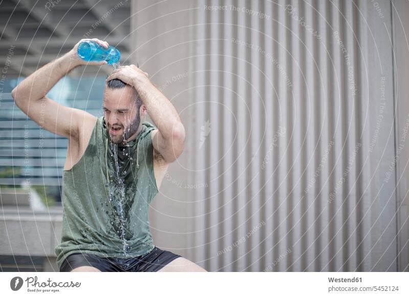 Sportler macht eine Pause und giesst sich Wasser über den Kopf schütten einschenken gießen Mann Männer männlich trainieren Getränk Getraenk Getränke Getraenke