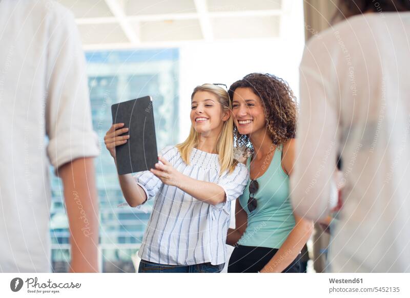 Zwei glückliche Frauen nehmen ein Selfie mit Tablet auf städtischen Platz Freundinnen Kollegen Arbeitskollegen Tablet Computer Tablet-PC Tablet PC iPad