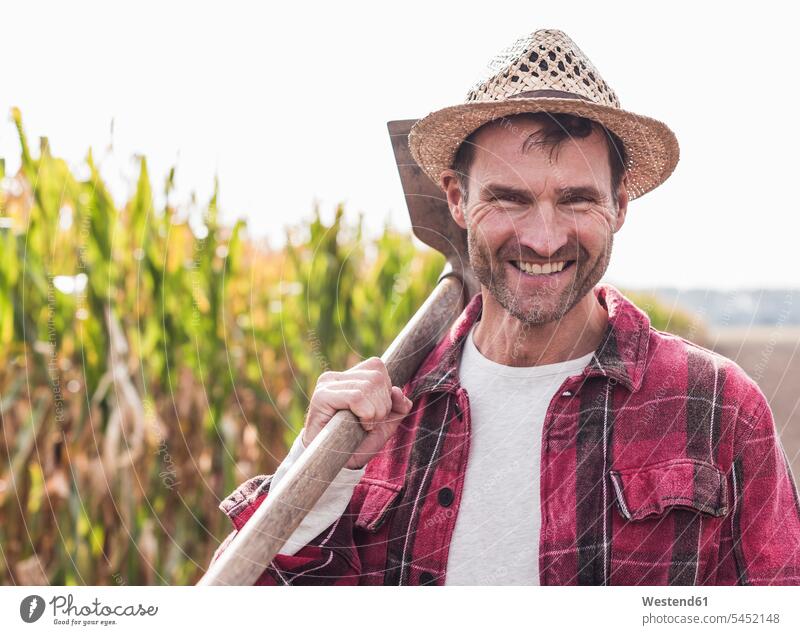 Porträt eines glücklichen Bauern auf dem Feld Landwirte Mann Männer männlich Portrait Porträts Portraits lächeln Felder Landwirtschaft Erwachsener erwachsen