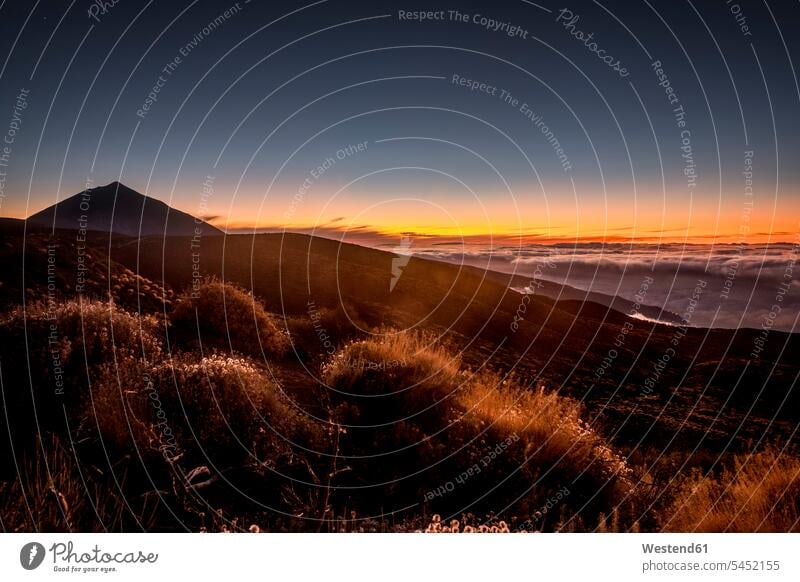 Spanien, Teneriffa, El Teide, Leere Straße bei Sonnenuntergang Reiseziel Reiseziele Urlaubsziel Landschaftsaufnahme Landschaftsfotografie Textfreiraum