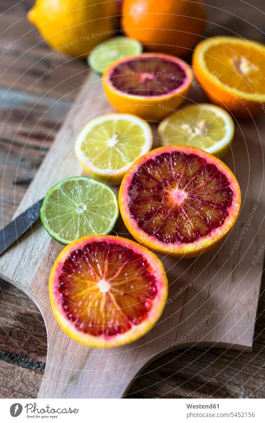 In Scheiben geschnittene Zitrone, Orangen und Limette auf Holzbrett Food and Drink Lebensmittel Essen und Trinken Nahrungsmittel Citrus sinensis Apfelsinen
