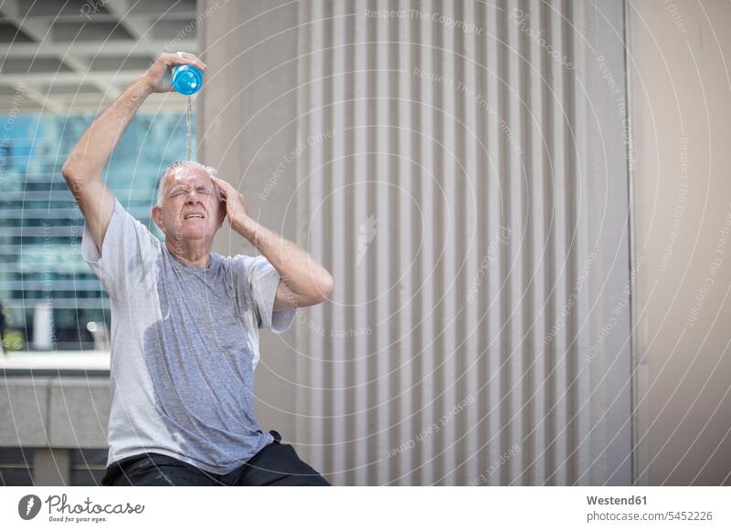 Senioren-Athlet macht eine Pause und giesst sich Wasser über den Kopf trainieren Mann Männer männlich ältere Männer älterer Mann schütten einschenken gießen