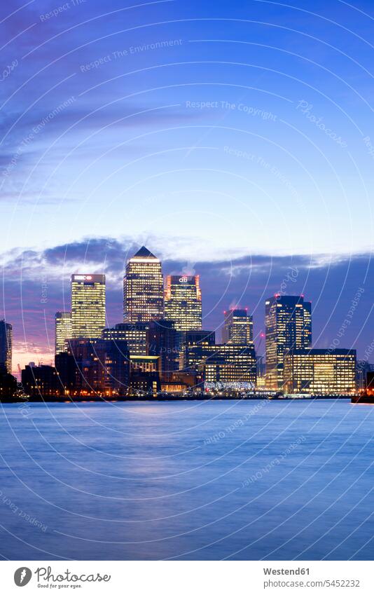 Großbritannien, London, Skyline mit Canary Wharf-Hochhäusern im Morgengrauen beleuchtet Beleuchtung Bankgebäude Bankgebaeude Banken Gebäude bewölkt Bewölkung