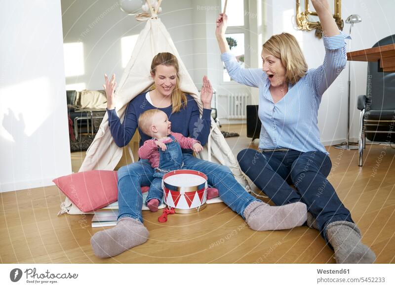 Glückliche Großmutter, Mutter und kleines Mädchen spielen zu Hause Spaß Spass Späße spassig Spässe spaßig lachen Baby Babies Babys Säuglinge Kind Kinder