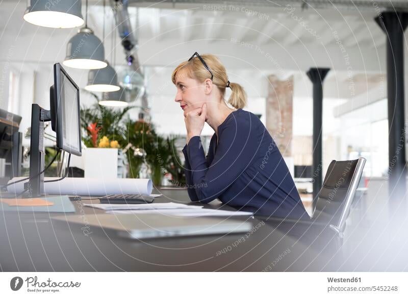 Geschäftsfrau, die im Büro arbeitet und gestresst ist Schreibtisch Arbeitstisch Schreibtische arbeiten Stress Stressig sitzen sitzend sitzt Geschäftsfrauen