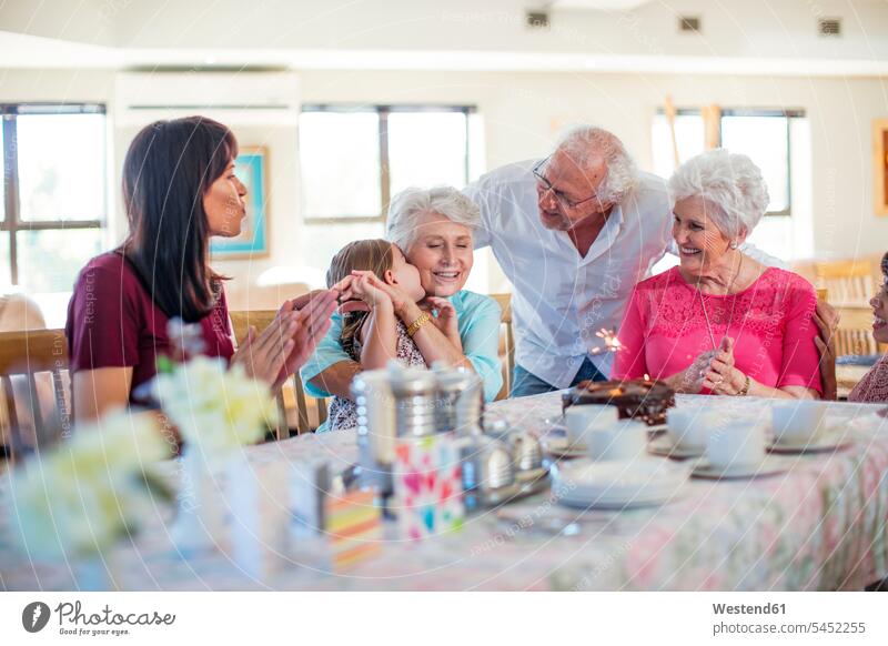 Großeltern, die mit ihrer Enkelin Geburtstag feiern lachen Geburtstagsfeiern Geburtstage Unbeschwert Sorglos Grosseltern glücklich Glück glücklich sein