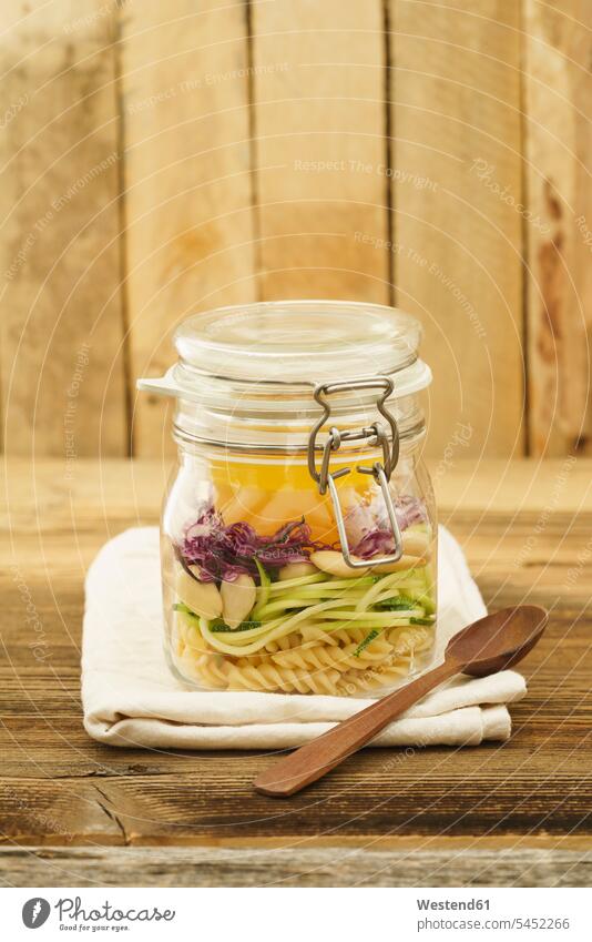 Einmachglas mit veganem gemischtem Salat mit Nudeln selbstgemacht selbstgemachte hausgemacht gefaltet Gesunde Ernährung Ernaehrung Gesunde Ernaehrung Gesundheit