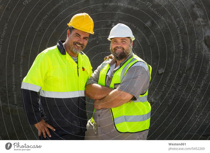 Porträt von zwei Steinbrucharbeitern Tagebau Tagbau Abbau fördern Förderung arbeiten Arbeit Zuverlässigkeit verlässlich Vertrauenswürdigkeit zuverlässig