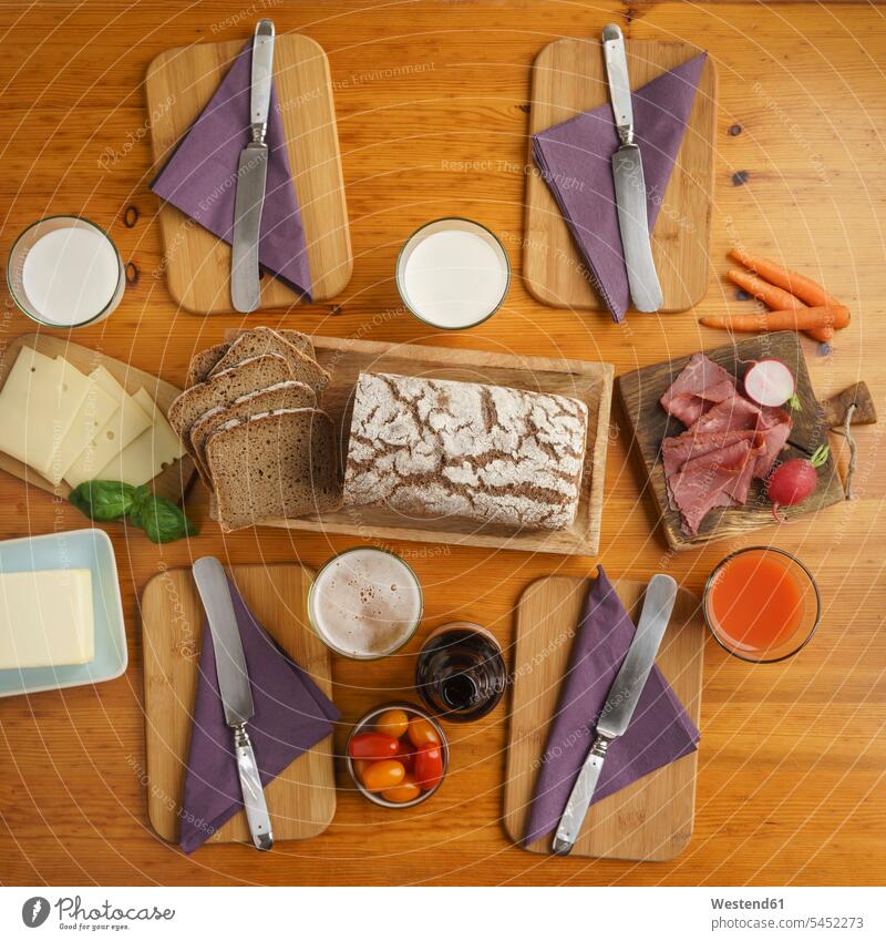 Gedeckter Tisch für das Abendessen Food and Drink Lebensmittel Essen und Trinken Nahrungsmittel Auswahl Wahl ausgesucht Auslese Selektion Flat Lay Roggenbrot
