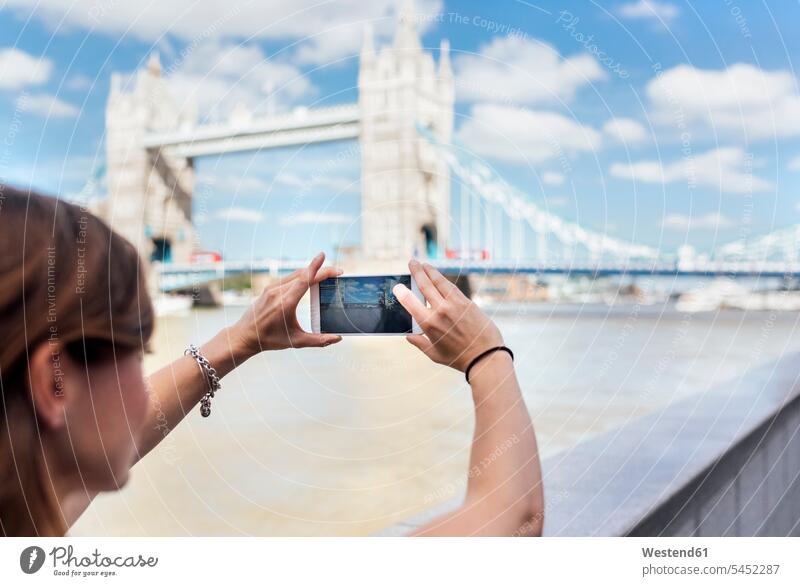 UK, London, Frau, die ein Foto von der Tower Bridge macht Handy Mobiltelefon Handies Handys Mobiltelefone weiblich Frauen fotografieren Telefon telefonieren